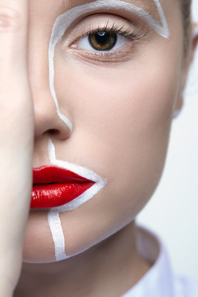 美丽时尚的年轻女子肖像。女性用一种不同寻常的创意彩妆面部。图片下载