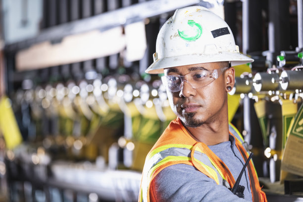 检查工业制冷设备的工人图片下载