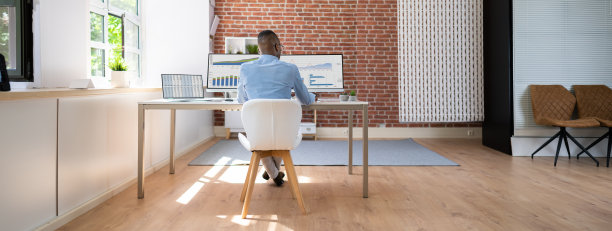 商人在桌上用电脑分析金融图表图片下载