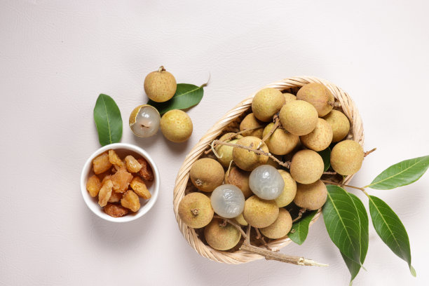 鲜桂圆和干桂圆。图片下载