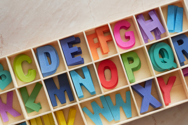 木制的英文字母玩具五彩缤纷图片下载
