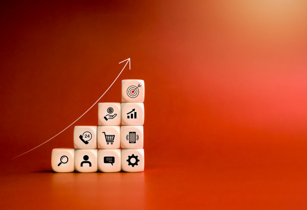 箭头在白色块上上升，有业务目标战略，行动计划图标在图表步骤上隔离在橙色背景上，有复制空间。业务增长和成功的营销计划概念。图片下载