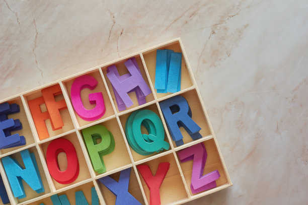 木制的英文字母玩具五彩缤纷图片下载