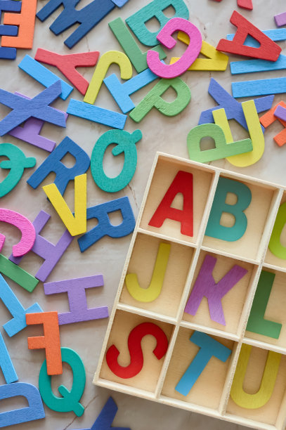 木制的英文字母玩具五彩缤纷图片下载