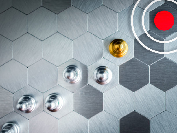 俯视图的大目标图标和金棋子棋子站在银棋子棋子前面的银六边形图案棋盘背景。领导，追随者，公司，目标和成功概念。图片下载