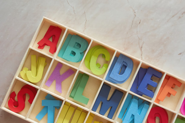 木制的英文字母玩具五彩缤纷图片下载