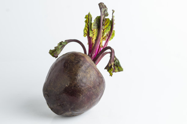 新鲜的紫色甜菜根和绿叶。图片下载