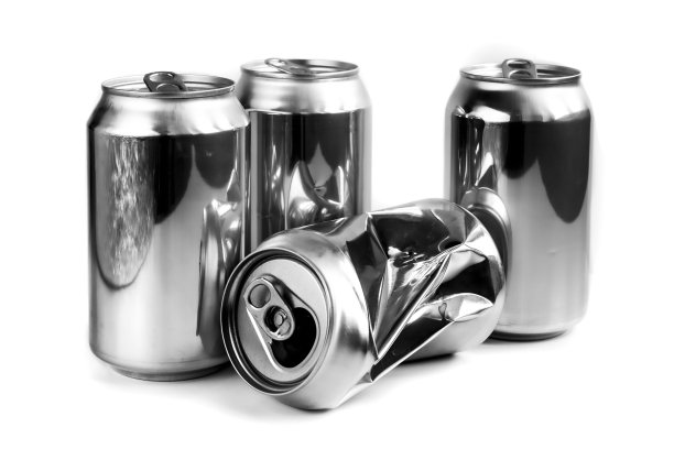 三个铝制饮料罐图片下载