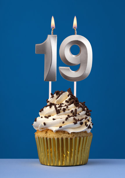水平生日贺卡与蛋糕点燃蜡烛数19在蓝色背景图片下载
