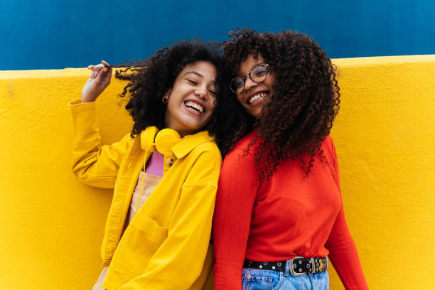 年轻快乐的女人在户外跳舞和玩乐图片下载