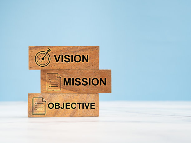 愿景，使命和目标在蓝色背景下大理石桌子上的木制立方体上图片下载