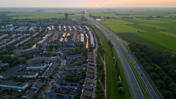 夕阳下阿默斯福特纽兰住宅区的航拍照片，旁边是A1高速公路。图片下载