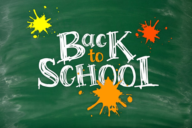 在黑板上用多种颜色的墨水斑点写的“返校”字图片下载