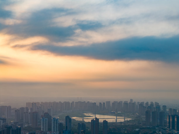 日出时城市的航拍照片。图片下载