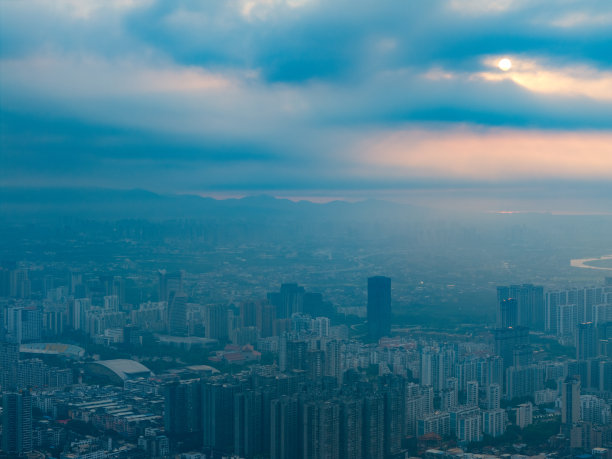 日出时城市的航拍照片。图片下载