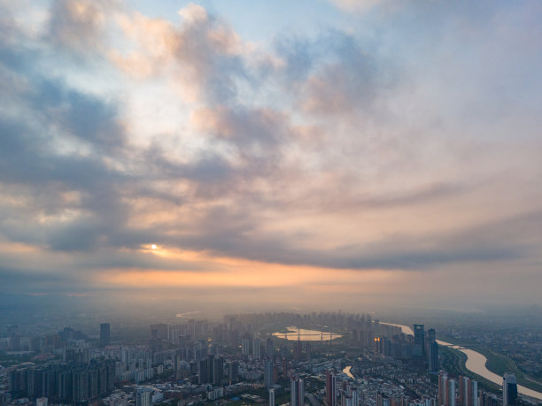 日出时城市的航拍照片。图片下载