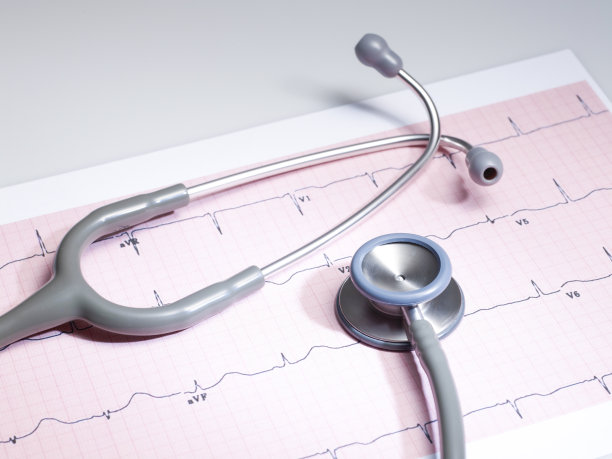 听诊器在心电图上。图片下载