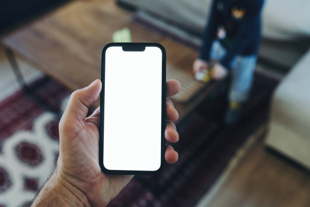 智能手机模型，物联网和智能家居概念，男人使用手机图片下载