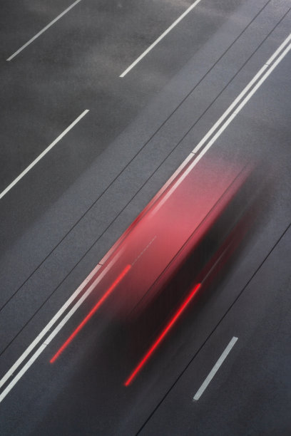 开着前灯的汽车在大雨中行驶图片下载