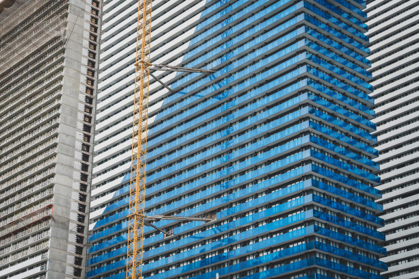 新建摩天大楼的玻璃和金属结构。图片下载