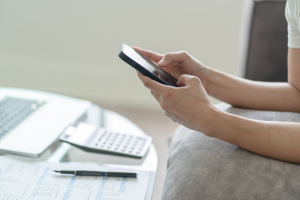 快乐美丽的亚洲女人戴着耳机使用笔记本电脑在工作或享受音乐图片下载