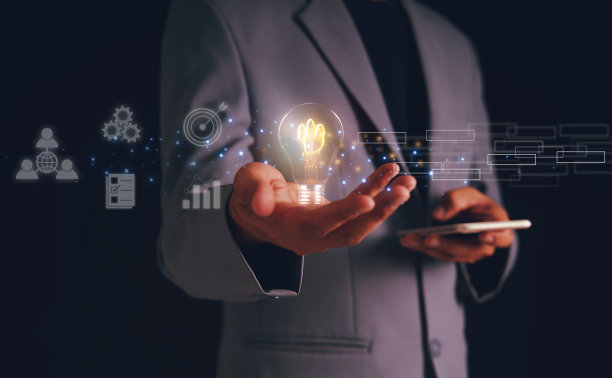 商人用虚拟流程图展示业务流程和工作流程，规划和设定企业发展目标，业务流程优化，业务解决方案，成功战略步骤图片下载