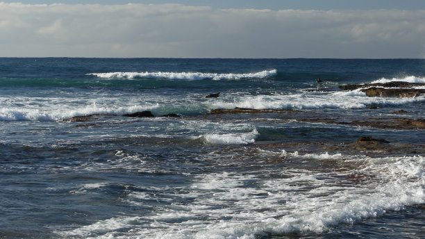 海浪拍打着礁石图片下载