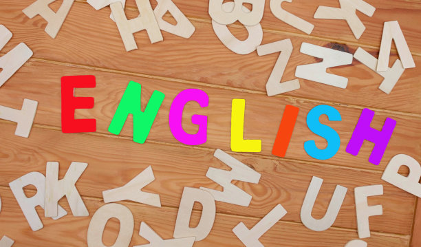 木质桌子上的英文字母图片下载