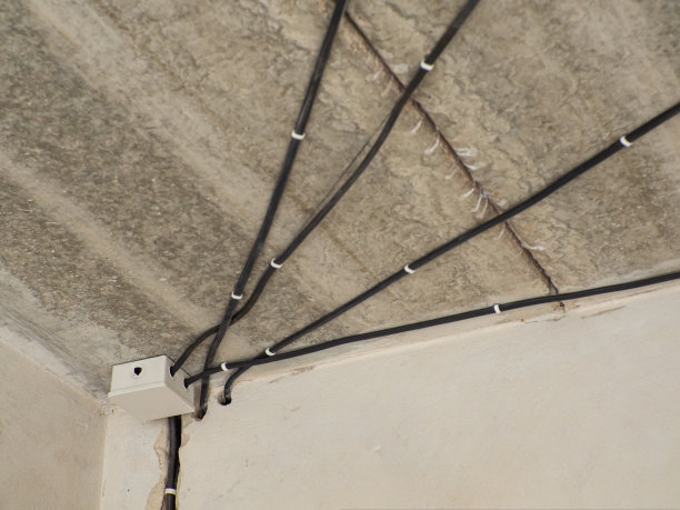 白色塑料电气接线盒和导管安装在屋顶上图片下载