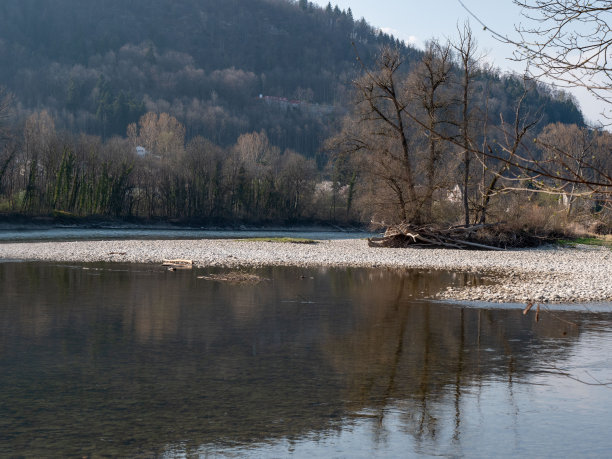 瑞士干涸的河流景观/全球变暖的概念图片下载