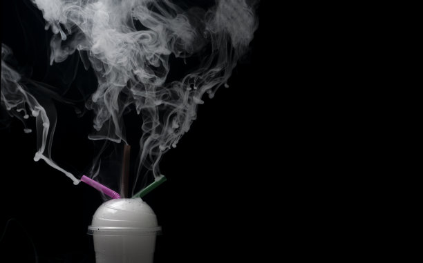 烟从塑料杯和吸管中流出，形成独特的形状和图案图片下载