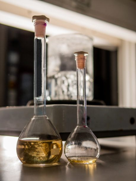 在黑暗的实验室里做化学实验。有选择性的重点。图片下载