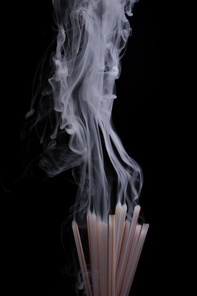 烟从塑料杯和吸管中流出，形成独特的形状和图案图片下载