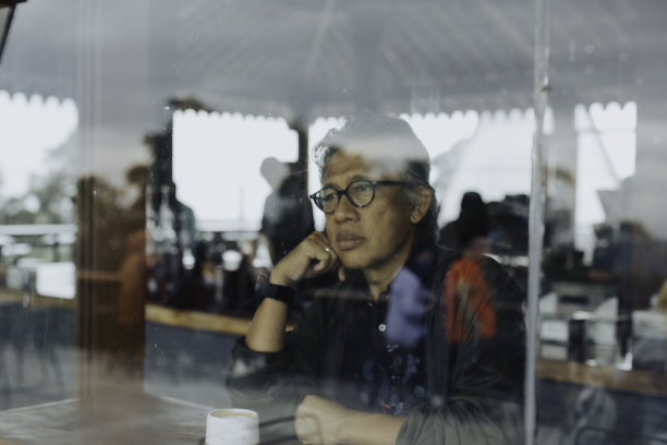 商人在咖啡馆使用笔记本电脑图片下载