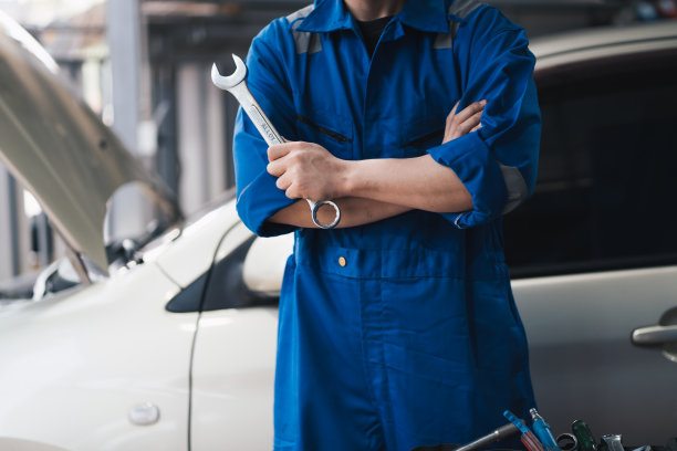 亚洲机械师在汽车修理店修理汽车。图片下载