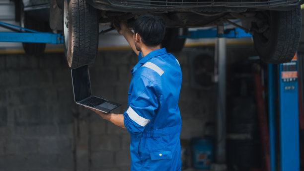 汽车维修服务中心。技师检查汽车悬架图片下载