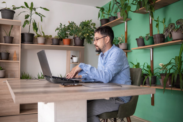 作为一名自由艺术家的累人工作图片下载