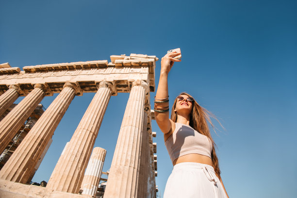 游客在帕台农神庙前图片下载