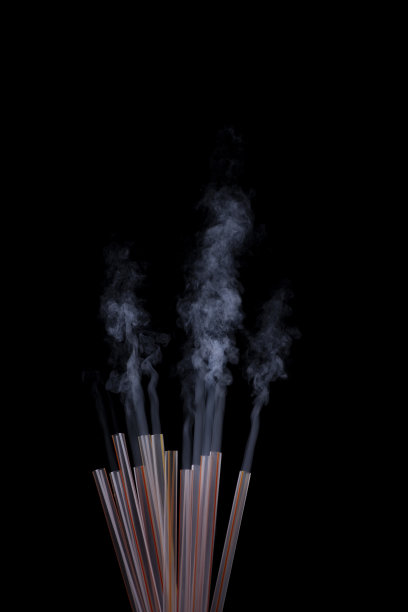 烟从塑料杯和吸管中流出，形成独特的形状和图案图片下载