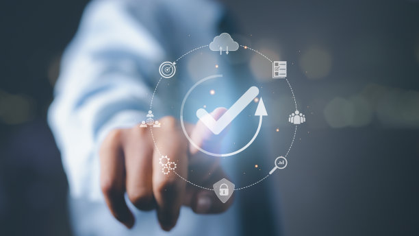 商人触摸质量保证图标或QA和质量控制或QC。质量管理认证和标准化流程，通过ISO认证的业务，符合国际标准。图片下载