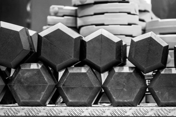 健美器材为杠铃盘，哑铃为健身房。健身器材及配件的概念。图片下载