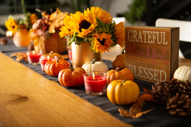 感恩节餐桌装饰图片下载