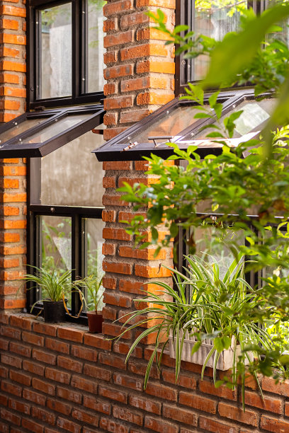 现代化的车间，大窗户和室内花园。景观共享空间。图片下载