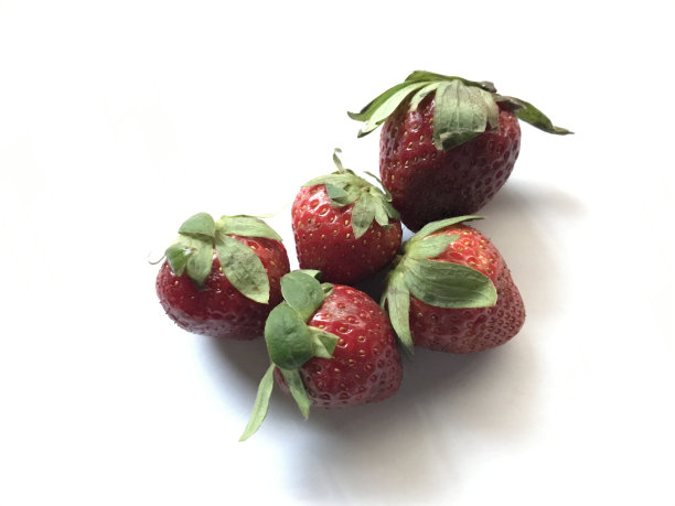 五个草莓孤立在白色背景上。草莓孤立。草莓分离叶。整个和一半的草莓在白色。草莓隔离。侧视图草莓集。图片下载