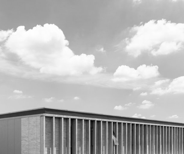 楼顶上是一栋新房子，背景是湛蓝的天空图片下载