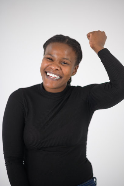 美丽的非洲女子画室肖像极度幸福手臂举起拳头图片下载