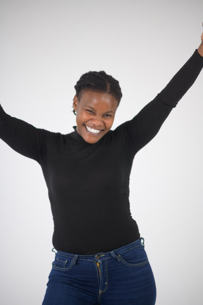 微笑着的非洲女子画室肖像极其幸福地举起双臂图片下载