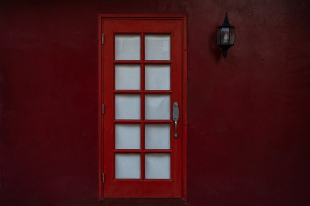 红色格子窗和壁灯在复古风格的红色墙壁上图片下载