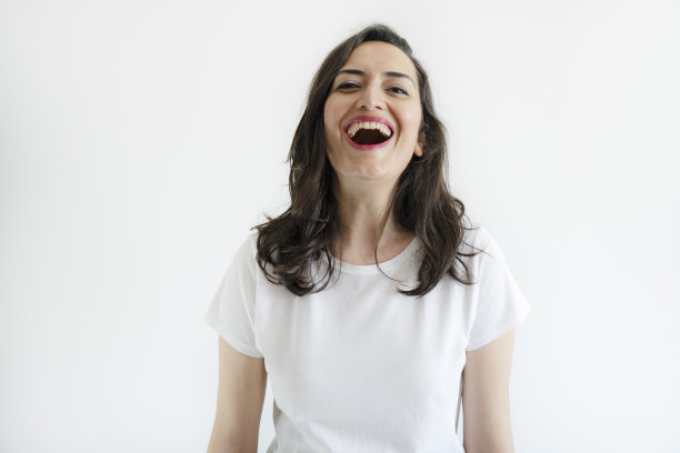 穿着白色衣服的年轻女人微笑着图片下载