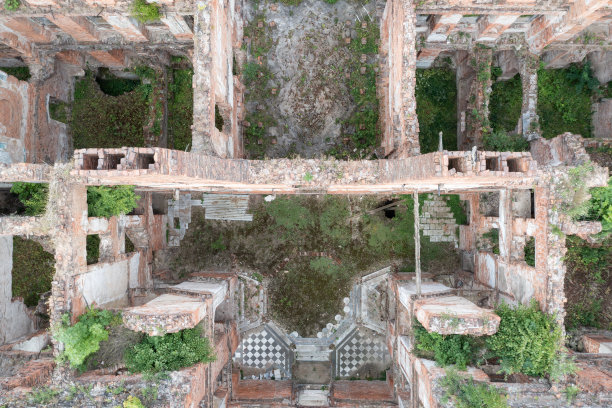 被遗弃和毁坏的宫殿在波兰Kopice。奥波尔省Kopice村被毁的城堡图片下载